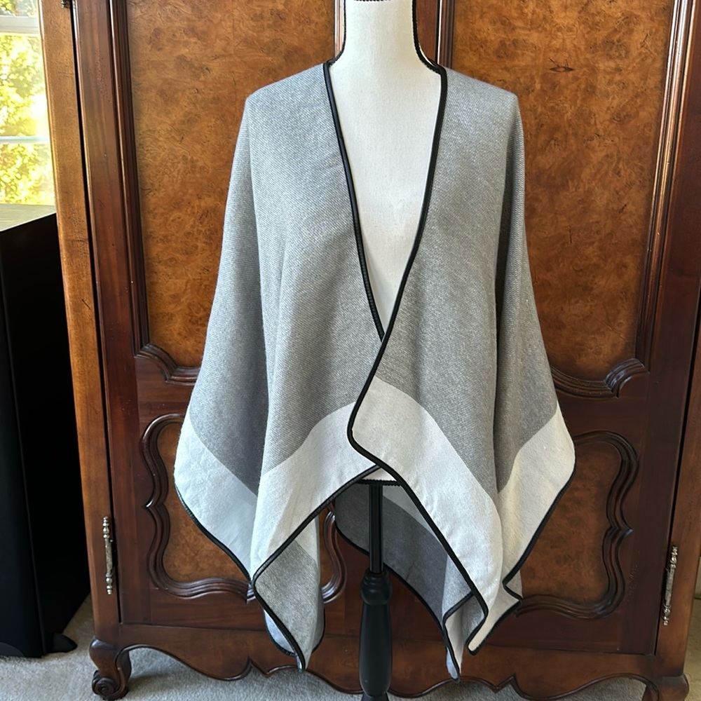 Dynamite Gray & White Wrap / Poncho